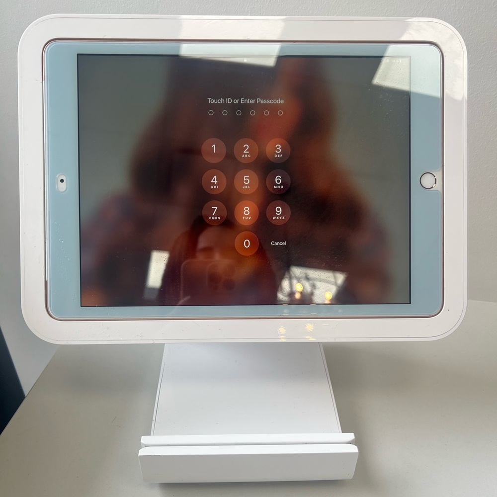 2019 APPLE IPAD 7TH GEN (10.2 IN) - REFURBISHED - EXCELLENT CON (STAND INCL)